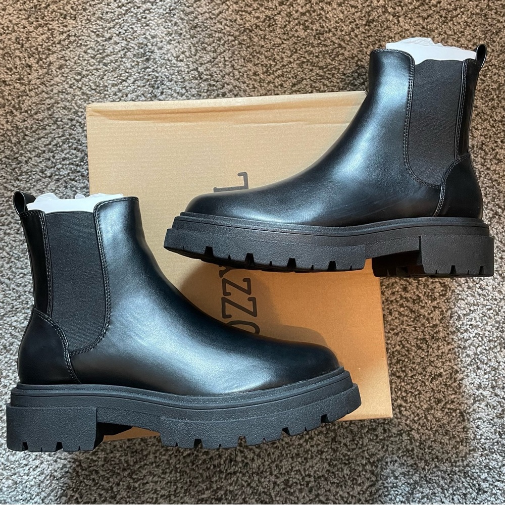 NEW IN BOX! Cozy girl Jada Lug Sole Boots (black)